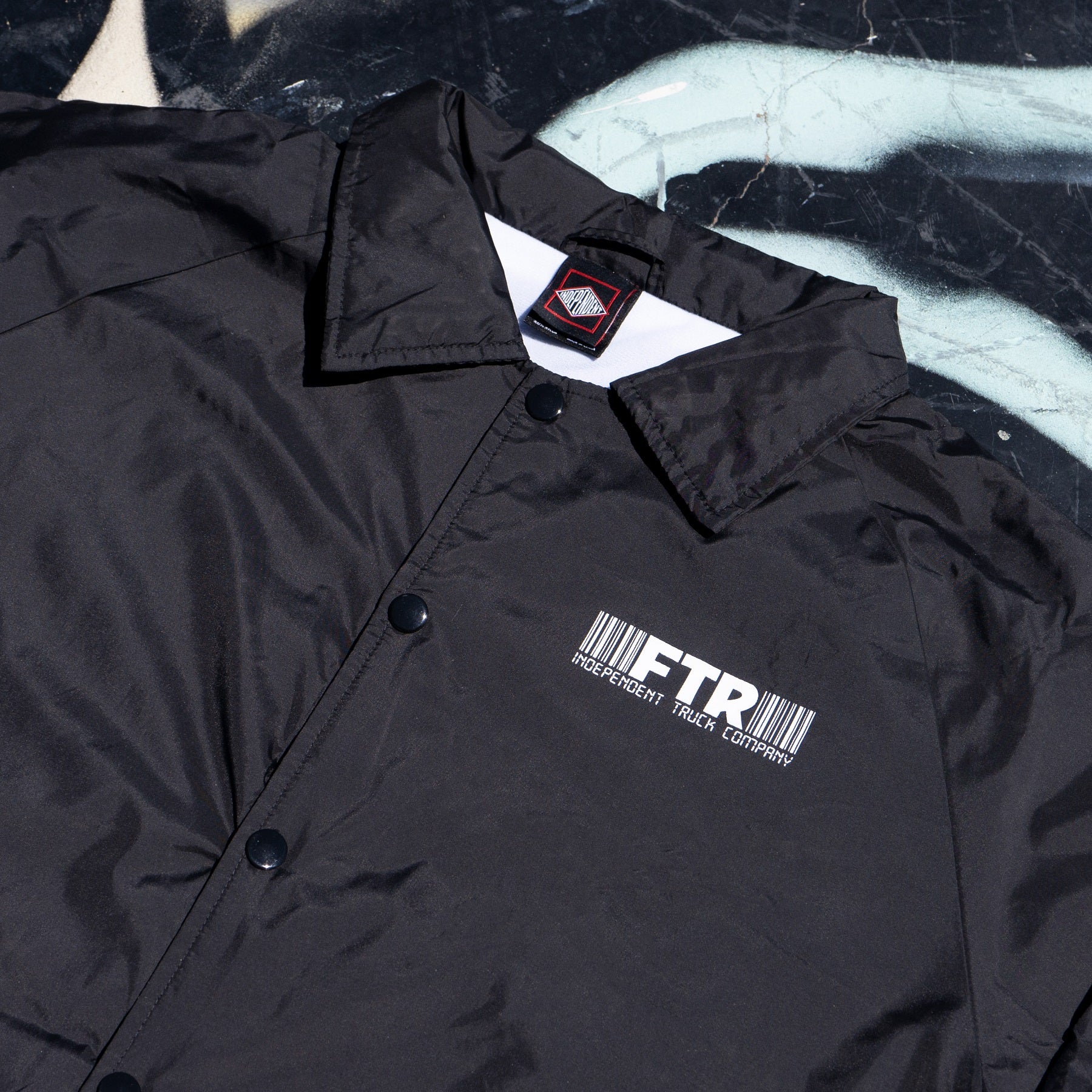 Chamarra "FTR Barcode Coach Windbreaker L/S Jacket Black Mens Independent"